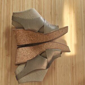 CLARK'S Gold Open-toe Wedges